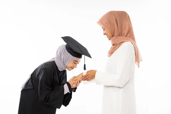 Graduate Female Student Wearing Toga Shaking Hands Kissing Mothers Hand — Φωτογραφία Αρχείου