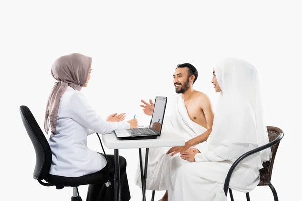 Muslim Couple Wearing Ihram Clothes Consulting Doctor Room Isolated Background —  Fotos de Stock