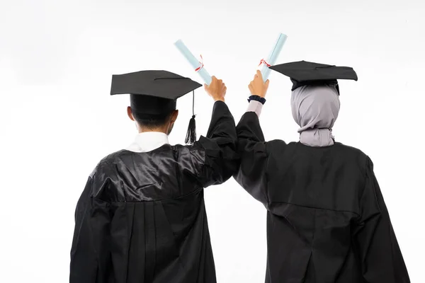 Вид Ззаду Двох Аспірантів Які Носять Перемикачі Тримаючи Дипломи Ізольованому — стокове фото