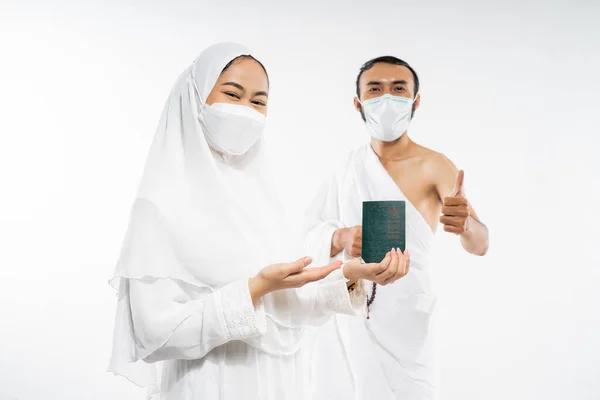 Asian Couple Ihram Clothes Mask Holding Passport Thumbs Standing Isolated — Stock fotografie