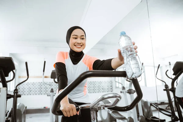 Muslim Women Gym Doing Cardio Exercises Static Elliptical Cycle Machine — Stock fotografie