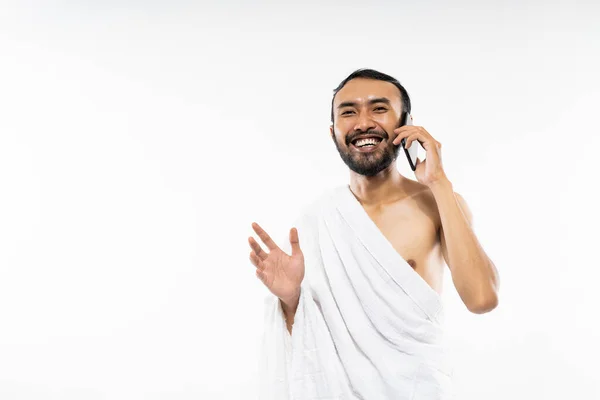 Bearded Man Wearing Ihram Clothes Using Cellphone Make Calls White — Zdjęcie stockowe