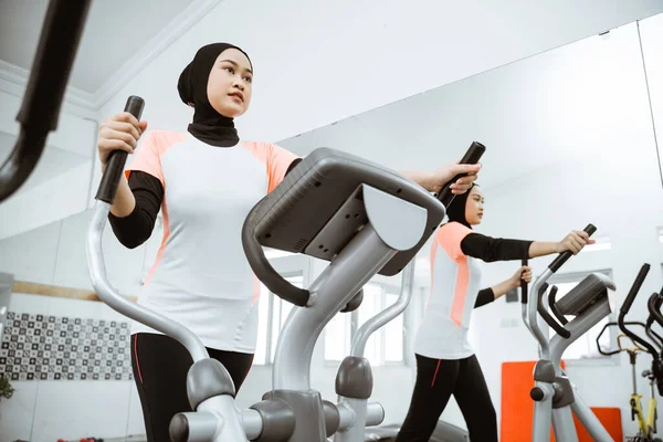 Muslim Women Gym Doing Cardio Exercises Static Elliptical Cycle Machine — Stok fotoğraf