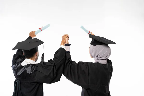 Двоє Аспірантів Носять Перемикачі Тримаючи Руки Тримаючи Сертифікат Ізольованому Фоні — стокове фото