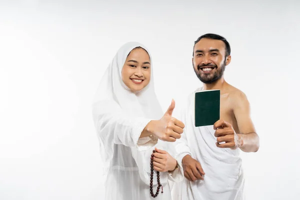 Couple Wearing Ihram Clothes Holding Passport Thumbs Isolated Background — Stok fotoğraf