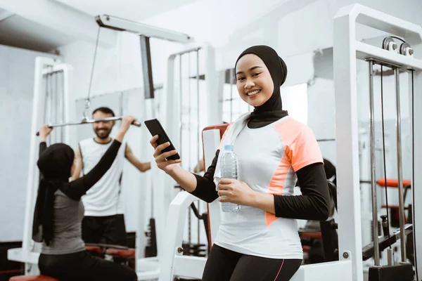 Beautiful Muslim Sporty Woman Taking Break Exercising Gym Sitting Floor —  Fotos de Stock