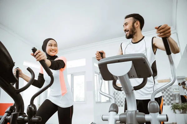 Muslim Women Gym Doing Cardio Exercises Static Elliptical Cycle Machine — Photo