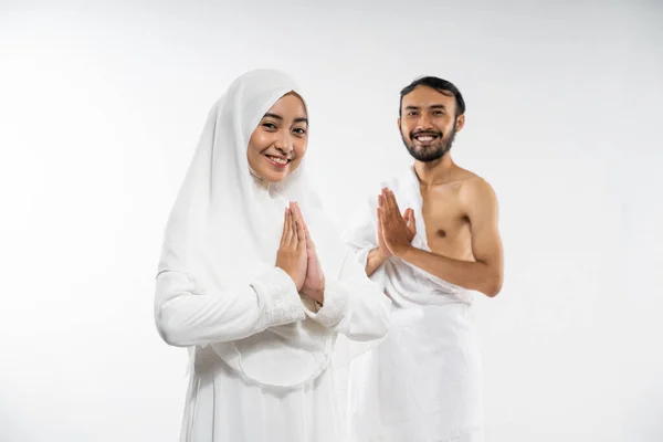 Asian Couple Prospective Pilgrims Smiling Salam Gesture Isolated Background — Foto de Stock