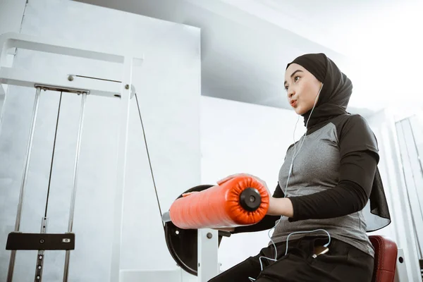 Muslim Asian Woman Working Her Lower Body Using Leg Machine — 스톡 사진