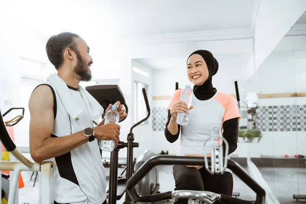 Beautiful Muslim Couple Having Fun Gym While Enjoying Bottle Water — 图库照片