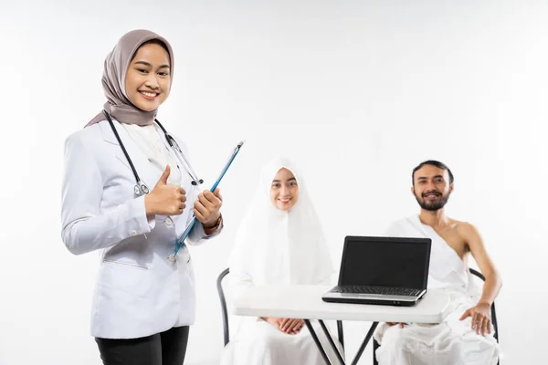 Doctor Veil Smiling Thumbs While Holding Clipboard Background Prospective Pilgrims — Stock fotografie