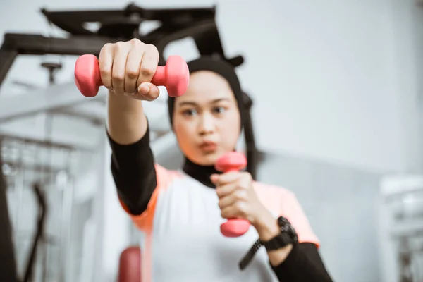 Asian Muslim Woman Doing Exercise Lifting Dumbbell Gym — 스톡 사진