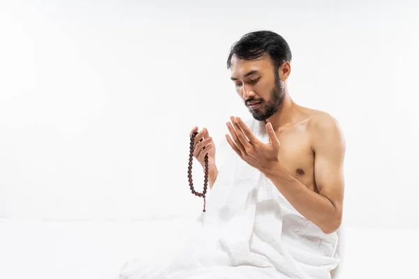 Asian Bearded Man Wearing Ihram Clothes Praying Prayer Rug Isolated — Stockfoto