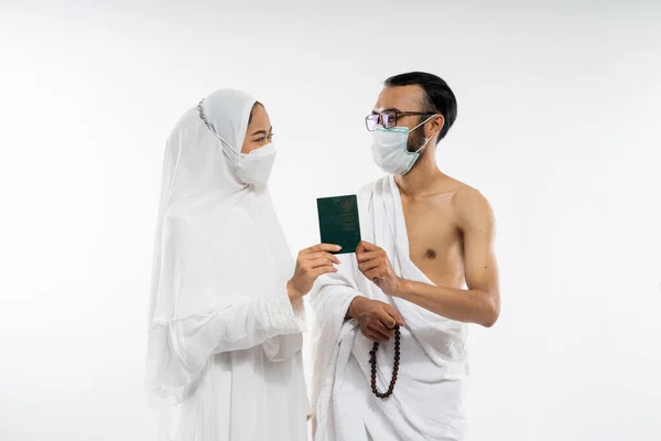 Couple Ihram Clothes Mask Holding Passport Together Look Each Other — Foto de Stock