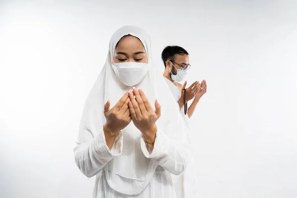 Asian Woman Wearing Ihram Clothes Mask Two Palms Prayer Isolated — Fotografia de Stock