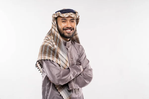 Arabisk Ung Man Turban Stående Leende Med Korsade Händer Vanlig — Stockfoto