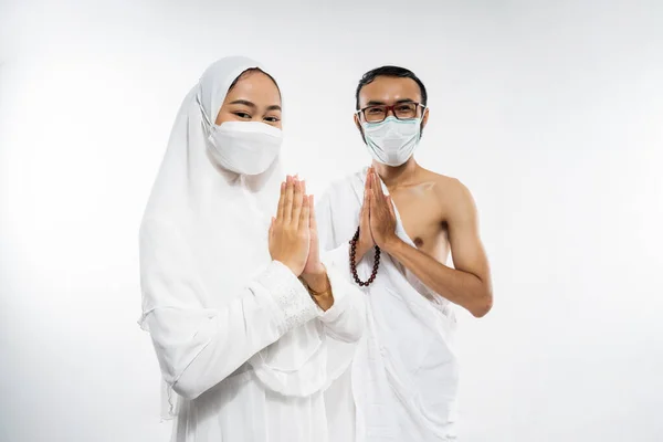 Asian Couple Wearing Ihram Clothes Mask Salam Gesture Isolated Background — ストック写真