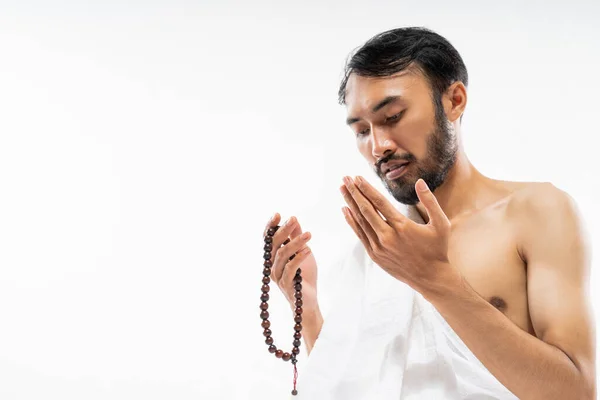 Close Asian Man Wearing Ihram Clothes Praying Prayer Beads Isolated — Stockfoto