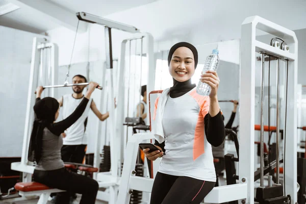 Muslim Asian Woman Working Out Drinking Water Bottle Gym — Stok fotoğraf