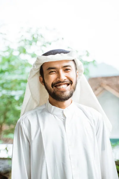 Arabian Young Man Turban Standing Smiling Camera Plain Background — Stockfoto