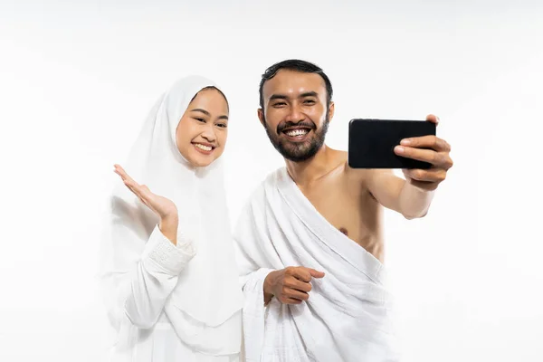 Happy Asian Couple Wearing Ihram Clothes Use Smartphone Selfie White — Fotografia de Stock
