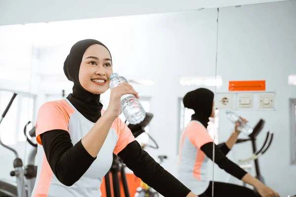 Beautiful Muslim Woman Drinking Bottle Water While Exercising Using Static — Photo