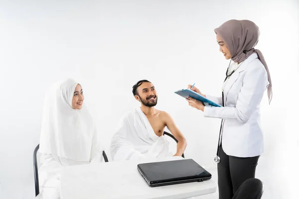 Doctor Takes Notes Asking Prospective Pilgrims Room — Stockfoto