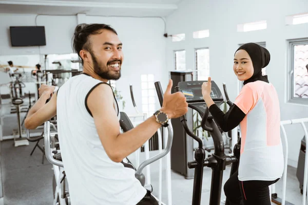 Muslim Couple Using Elliptical Cycle Machine Exercising Together Gym Thumb — Photo