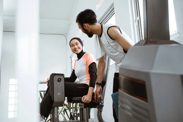 Personal Trainer Helping Woman Hijab Working Leg Weight Machine Gym — Foto de Stock