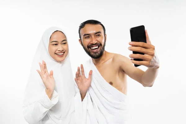 Happy Man Woman Wearing Ihram Clothes Use Cell Phone Video — Fotografia de Stock
