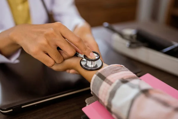 Close Doctors Hand Stethoscope Checking Heart Rate Patients Wrist — Stock Photo, Image