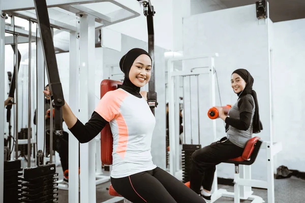 Muslim Asian Woman Using Chest Press Machine Fitness Gym — Photo