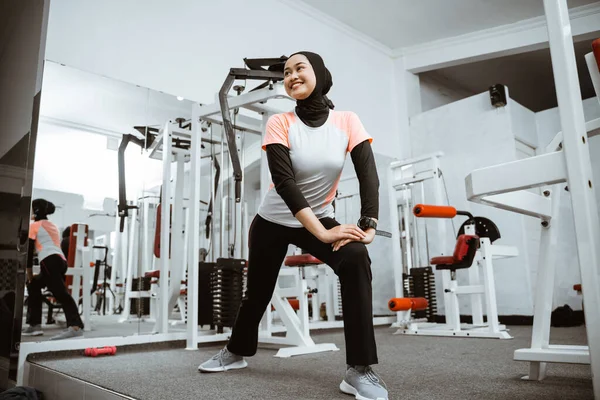 Attractive Sports Muslim Girl Smiles Stretching Her Body Gym Lifestyle — Photo