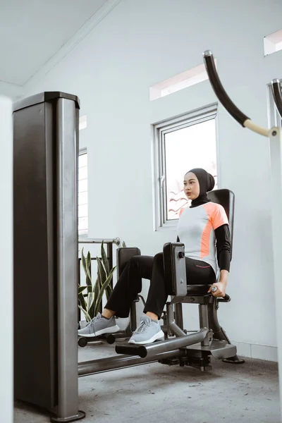 Muslim Asian Woman Working Her Lower Body Using Leg Machine — Stockfoto