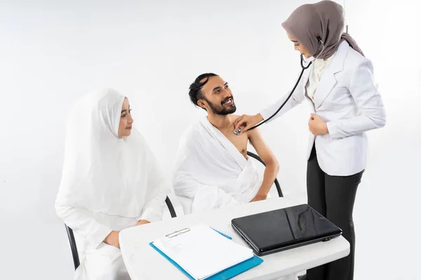 Doctor Stethoscope Examines Husband Prospective Pilgrim Room —  Fotos de Stock