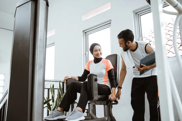 Personal Trainer Helping Woman Hijab Working Leg Weight Machine Gym — Photo