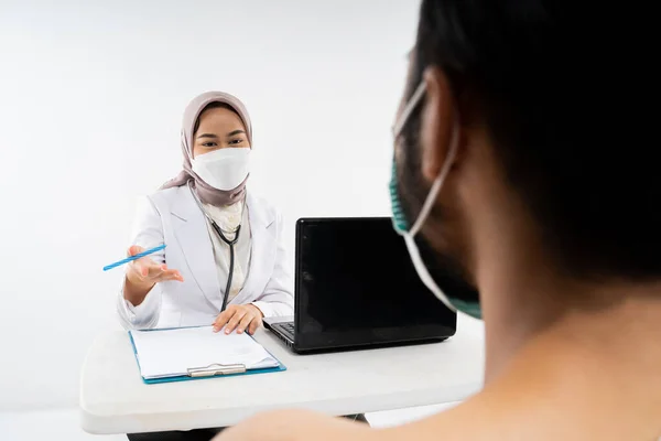 Doctor Hijab Asks Male Prospective Hajj Pilgrim Health Consultation Room — Stock Fotó