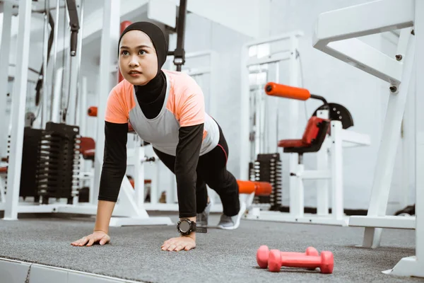 Asian Muslim Woman Doing Plank Push Gym Exercising — Stok fotoğraf
