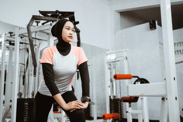 Attractive Sports Muslim Girl Smiles Stretching Her Body Gym Lifestyle — Stok fotoğraf