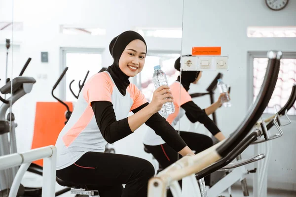 Beautiful Muslim Woman Drinking Bottle Water While Exercising Using Static — Fotografia de Stock