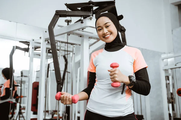 Asian Muslim Woman Doing Exercise Lifting Dumbbell Gym — Stok fotoğraf