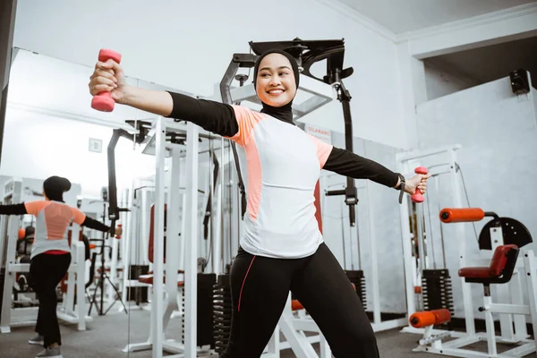 Asian Muslim Woman Doing Exercise Lifting Dumbbell Gym — Stok fotoğraf