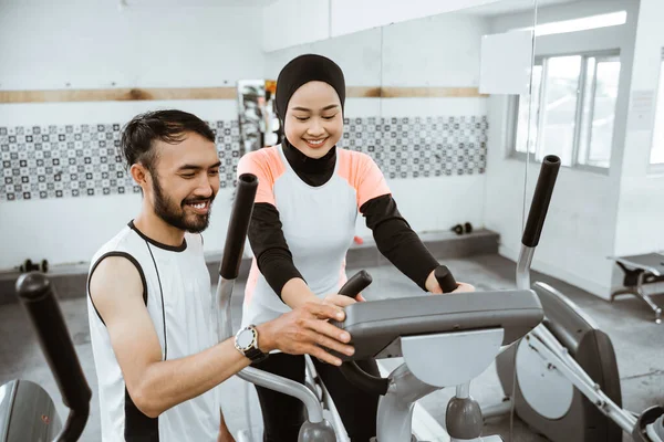 Muslim Women Gym Doing Cardio Exercises Static Elliptical Cycle Machine — 스톡 사진