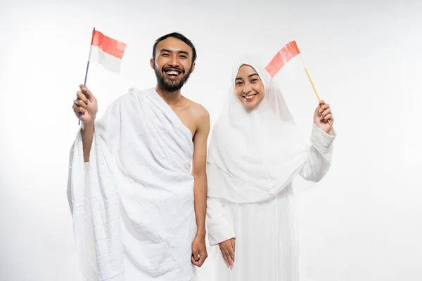 Asian Couple Smiling Pilgrim Candidates Carrying Indonesian Flag Isolated Background — Fotografia de Stock