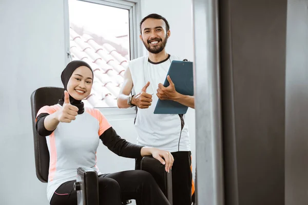 Personal Trainer Helping Woman Hijab Working Leg Weight Machine Gym — Stock fotografie