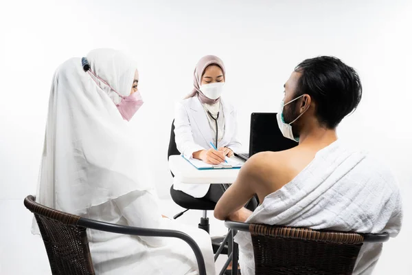 Prospective Hajj Pilgrims Wearing Masks Consults Doctor While Sitting Room — ストック写真