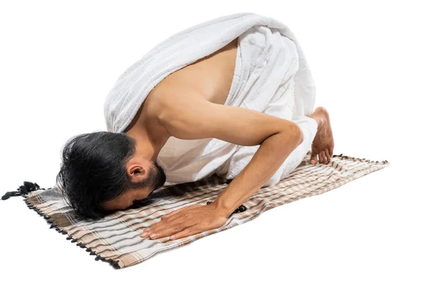 Man Wearing Ihram Clothes Praying Prayer Rug While Prostration Isolated — Stock fotografie