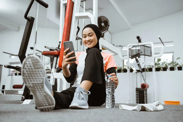 Beautiful Muslim Sporty Woman Taking Break Exercising Gym Sitting Floor — 图库照片