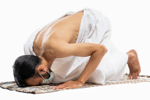 Man Mask Wearing Ihram Clothes Praying Prayer Rug While Prostration — Stock Photo, Image