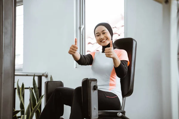 Muslim Asian Woman Working Her Lower Body Using Leg Machine — 图库照片
